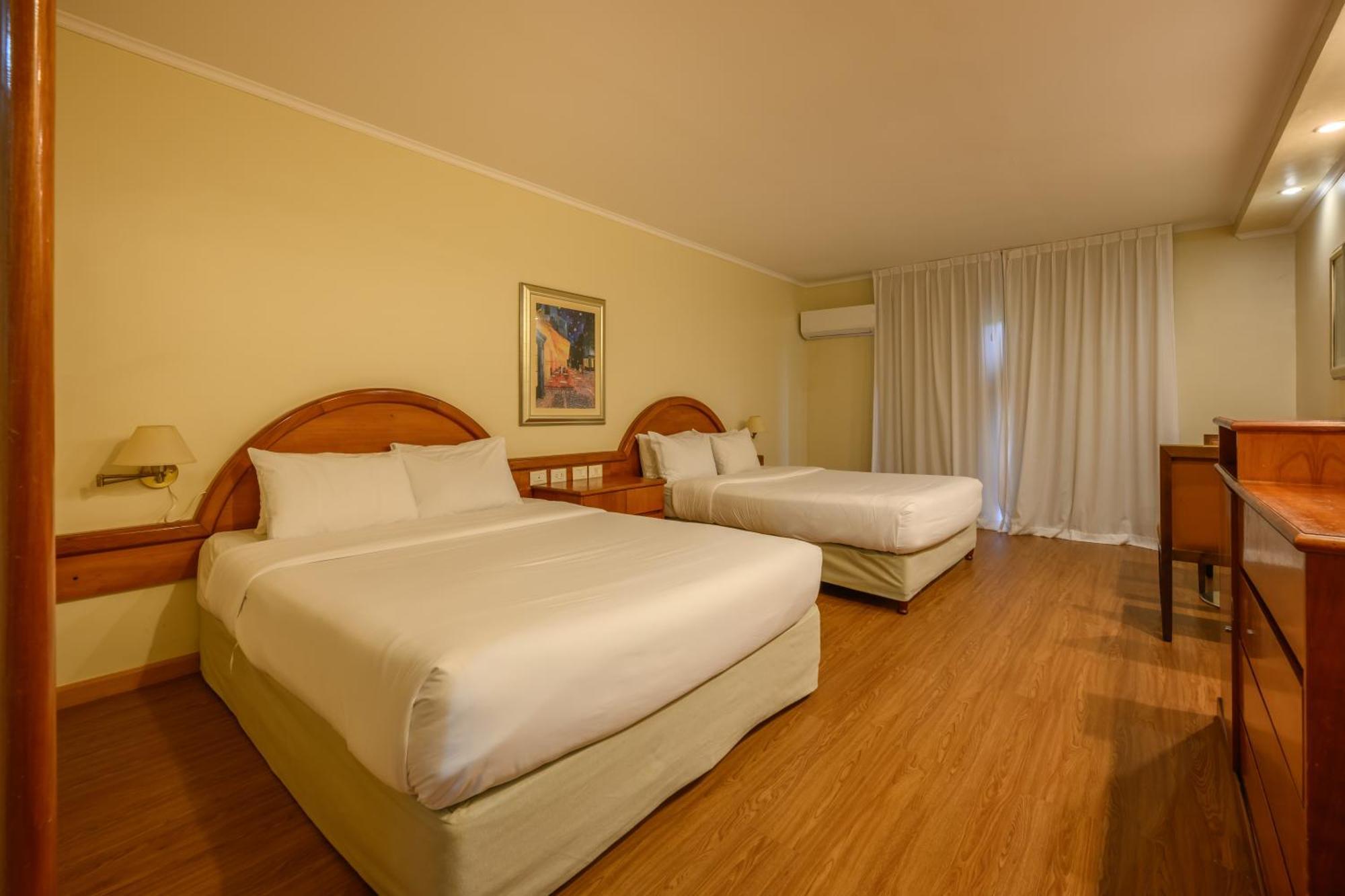 Exe Hotel Cataratas Puerto Iguazu Exterior photo A room at the hotel